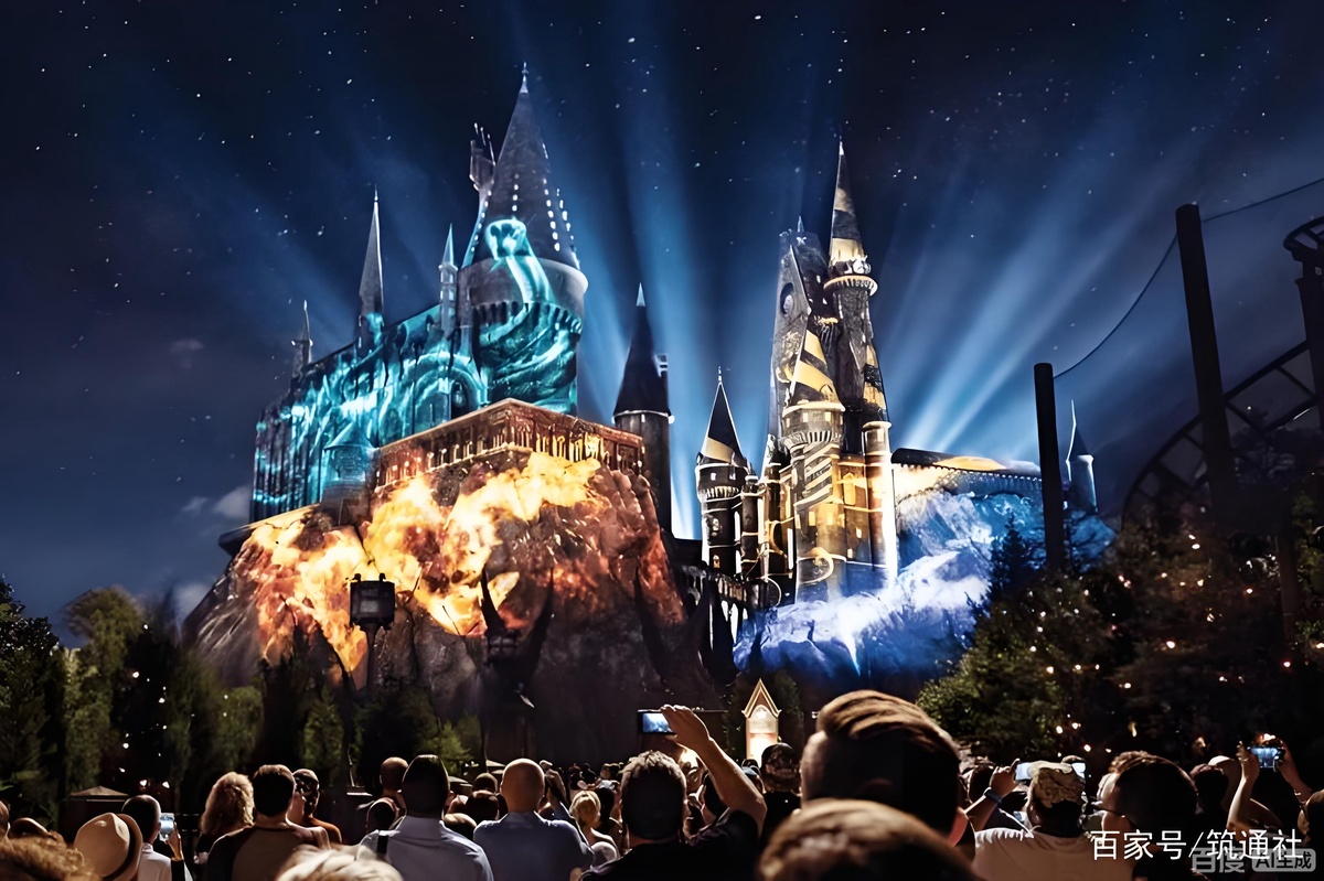 Ночью 24 лазерных проектора 4K превращают замок в световое шоу Хогвартса, воссоздавая фантастические сцены матчей по квиддичу и волшебных существ