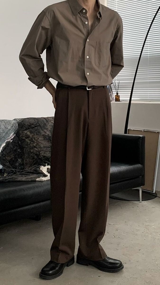 Более собранный: рубашка + брюки свободного кроя.