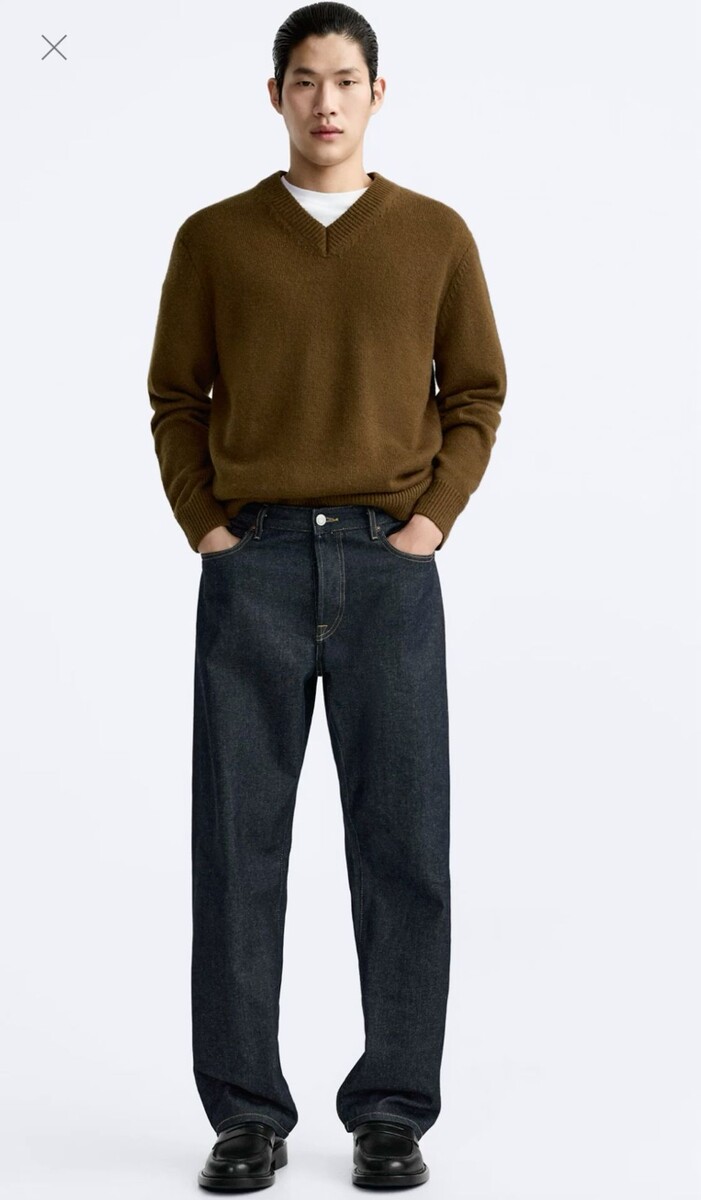 Повседневный образ: мягкий свитер + прямые джинсы.