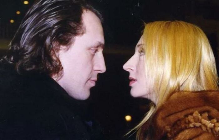 Постепено отношения портились.