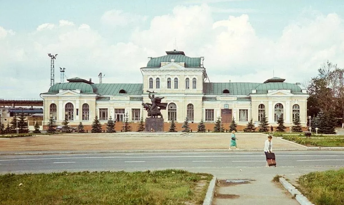 Вид здания вокзала в 1988 году ещё при СССР, изображение из открытых источников