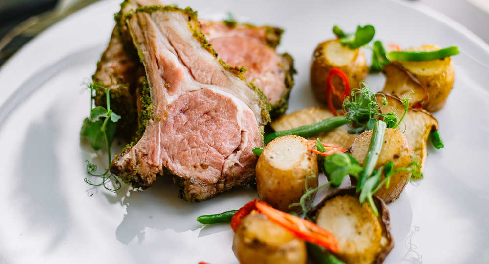 Горячее на Новогодний стол: от сочной свинины до изысканного лосося — гид по главным блюдам праздника