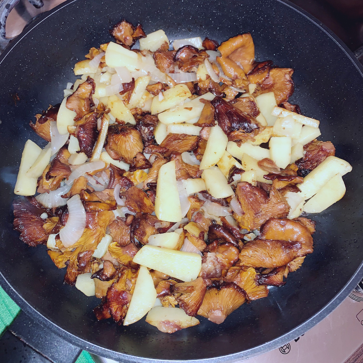 Жареные лисички с картошкой, луком и чесноком. 