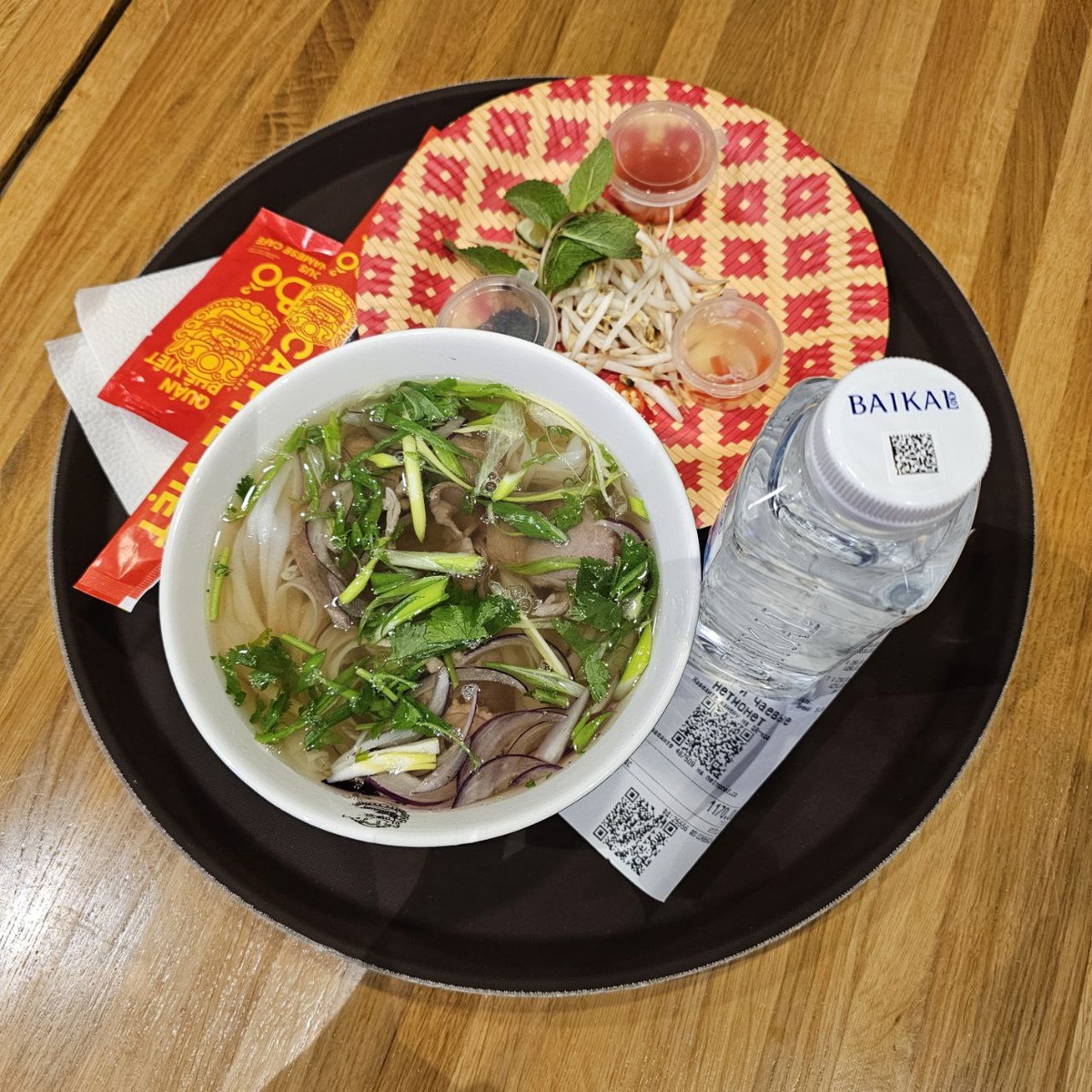 Зашла в Токио Рамён, полистала меню, прикинула общую калорийность, заплакала и ушла в фобошную. Привет с малой родины - вода Байкал - стала мне утешением.