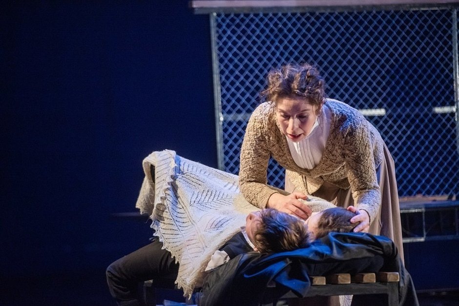    Героиня Нафиса постоянно находится в восторженном состоянии. Героиня Гульсум перманентно несчастна. предоставлено пресс-службой Нижнекамского татарского драматического театра