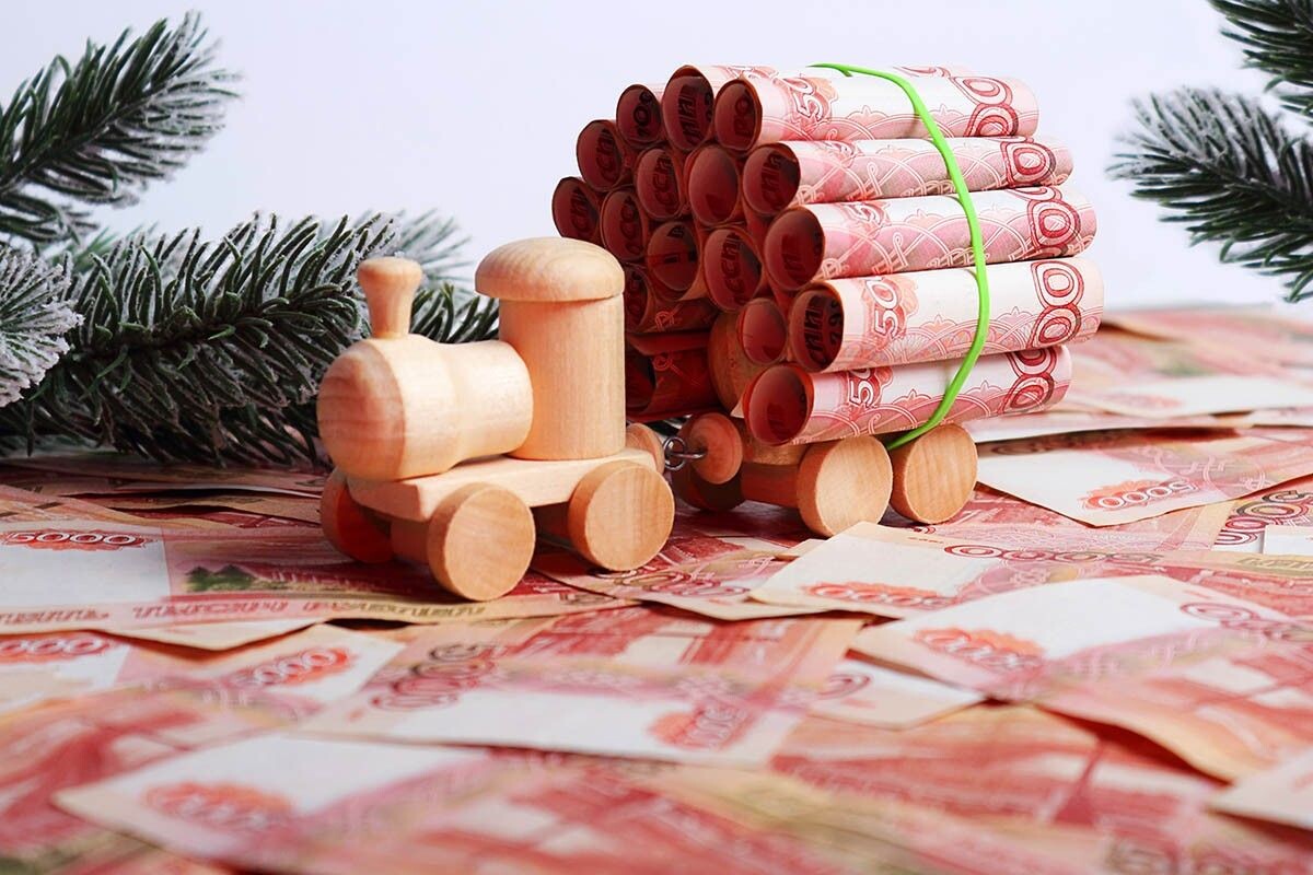 С наличными можно без проблем вызвать такси, купить продукты в маленьком магазине, оплатить бензин на трассе или решить бытовую проблему. Источник: LarisaL / Shutterstock / FOOTODOM📷
