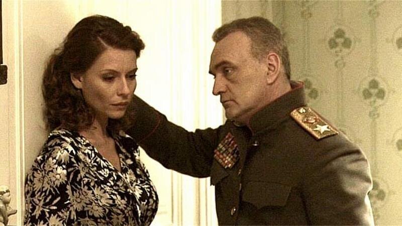   Александр Балуев и Любовь Толкалина. Кадр из сериала «Жуков», 2011 г.