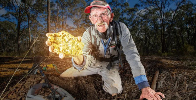 Австралийский старатель – любитель, который после 37 лет поисков нашел-таки золотой самородок весом более 4 кг