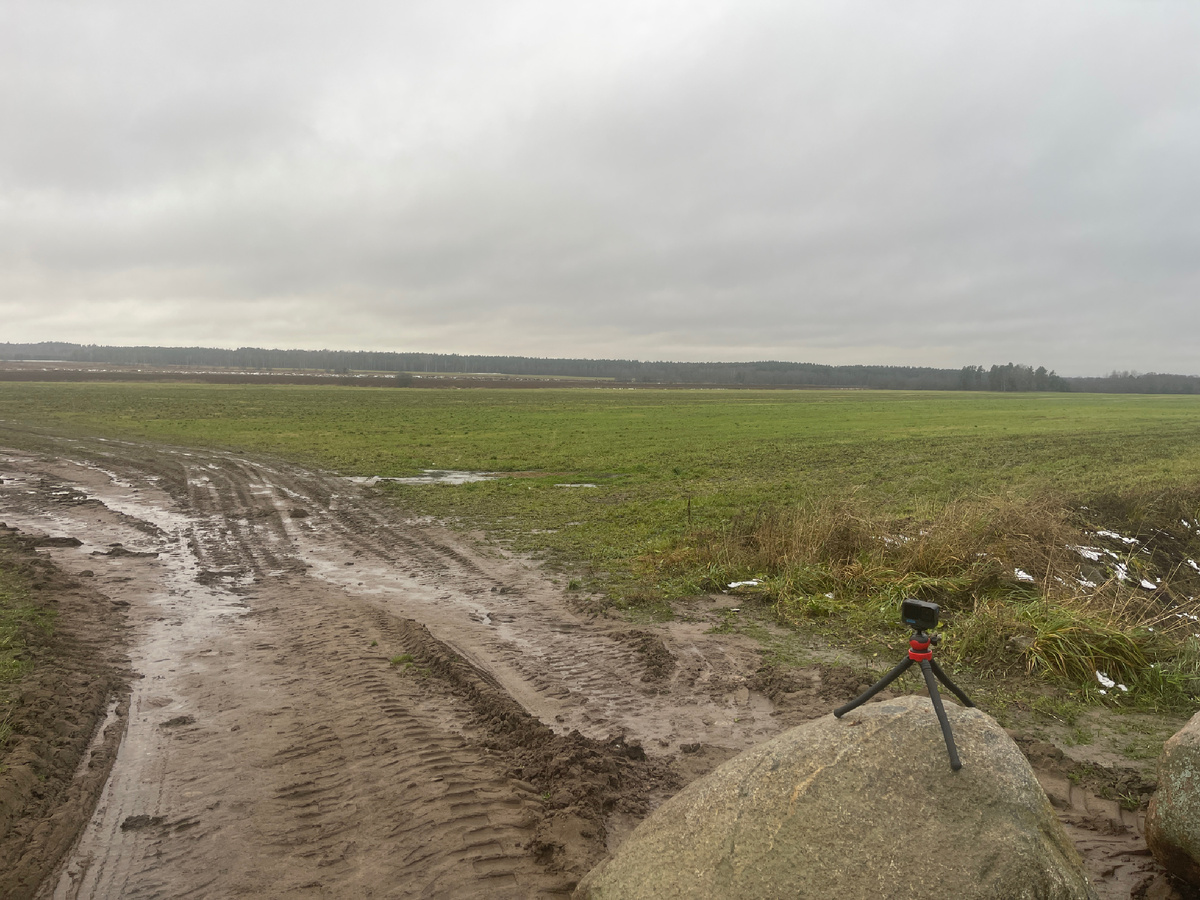 До реки более километра