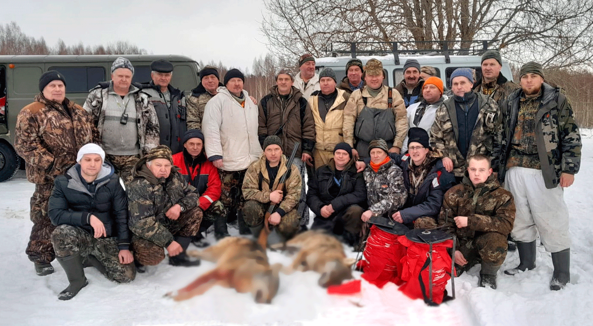 Дружный коллектив красногородских охотников после очередной удачной охоты на волков. Фото: Владимир Селиванов, 2023 год