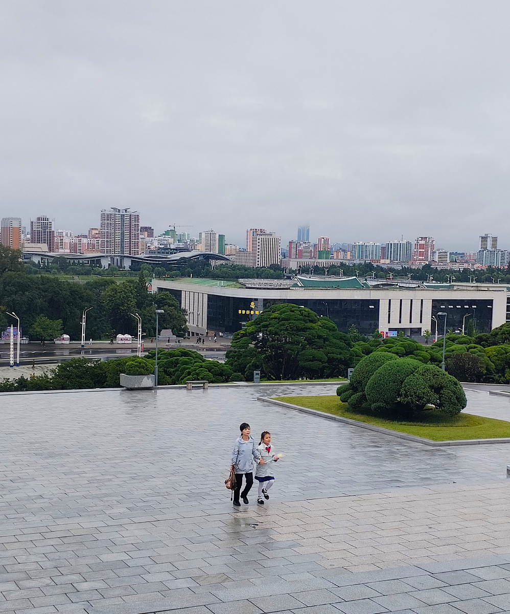 Возложение цветов пионерами, Северная Корея, Пхеньян. 2025 год.