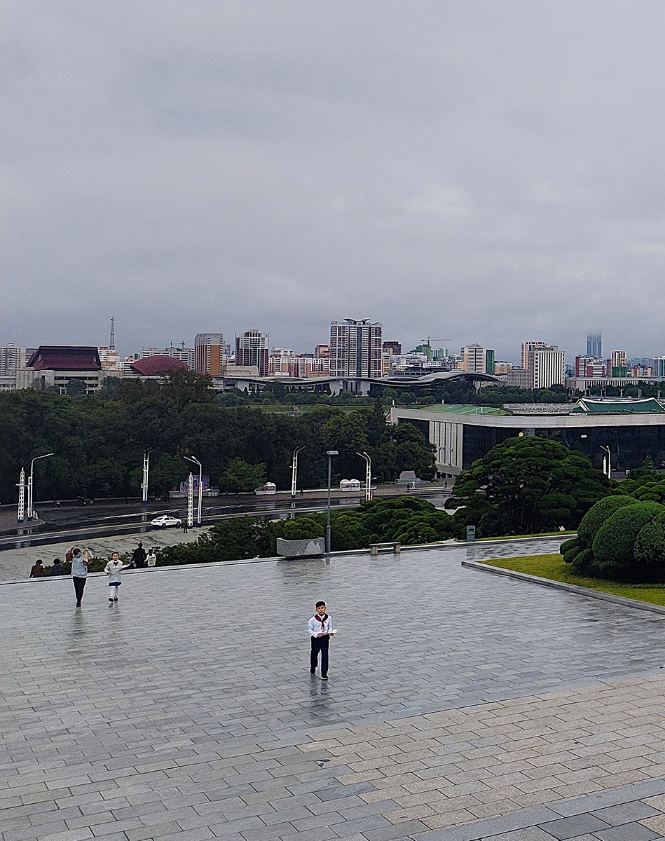 Возложение цветов пионерами, Северная Корея, Пхеньян. 2025 год.