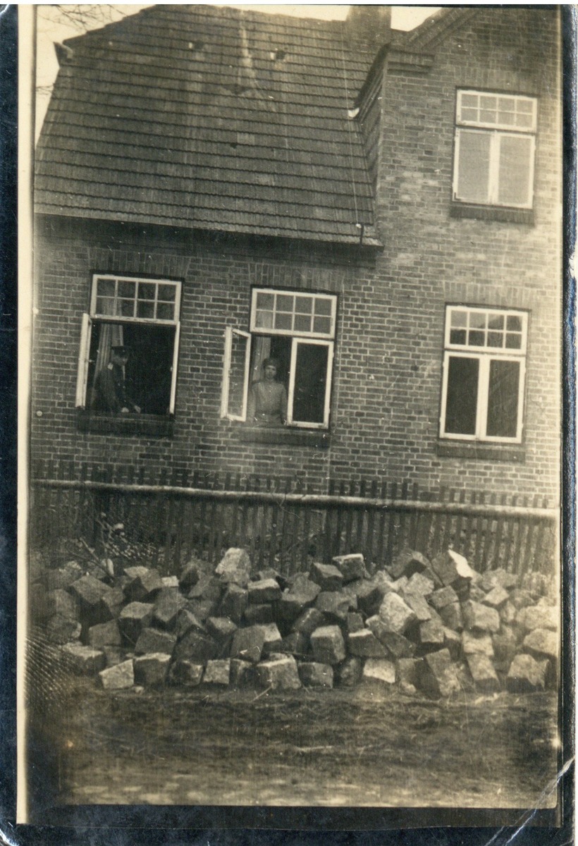 Казарма. Слева в окне лейтенант Стрельцов