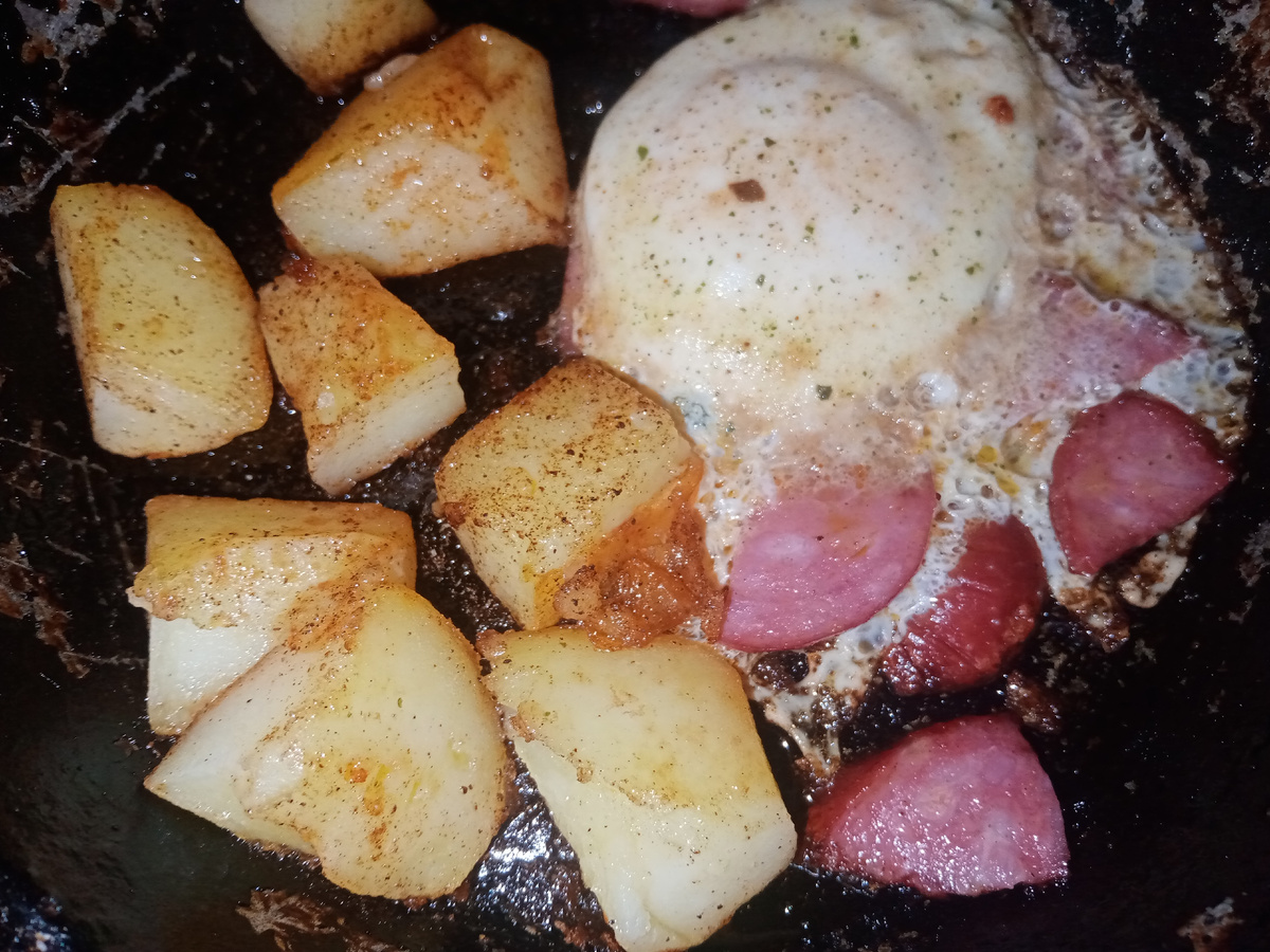 завтрак - вареный картофель обжаренный, яйцо всмятку и копченая колбаса