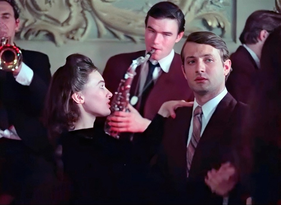    С саксофоном - Сергей Мазаев. А слева - Лариса Гузеева. В «Месте встречи...» ей досталась эпизодическая роль - это первая ее работа в кино. Фото: Кадр из фильма