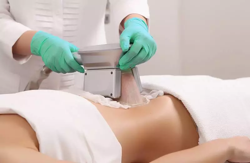Криолиполиз — Аппаратная косметологическая процедура, направленная на уменьшение локальных жировых отложений с помощью контролируемого охлаждения