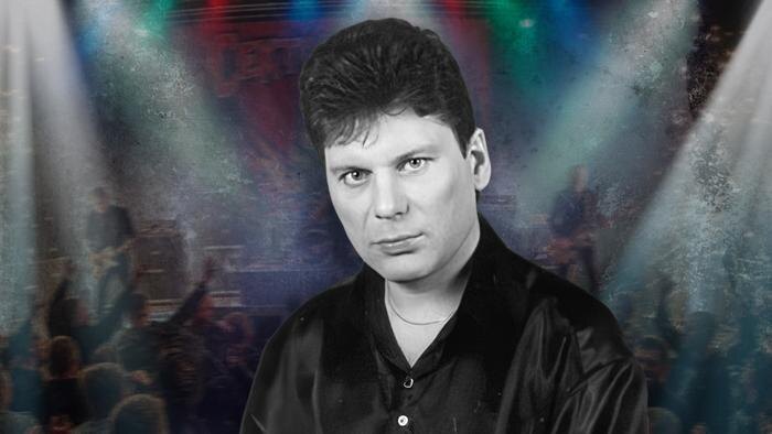 Группа «Сектор газа» была основана Юрием Клинских 5 декабря 1987 года. Коллаж © Life.ru Фото © Wikipedia, © Nano Banana AI