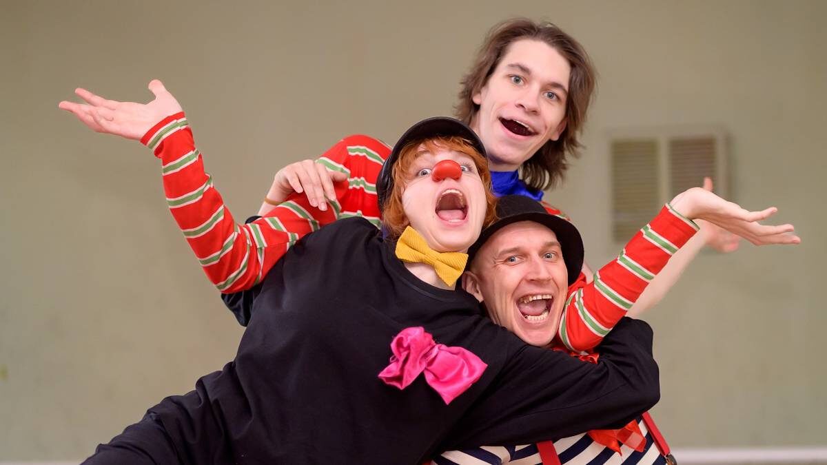    Студенты факультета клоунады Института театрального искусства имени Кобзона Роман Надежкин, Маргарита Загорская и Константин Куршев / Фото: Дмитрий Дубинский / Вечерняя Москва