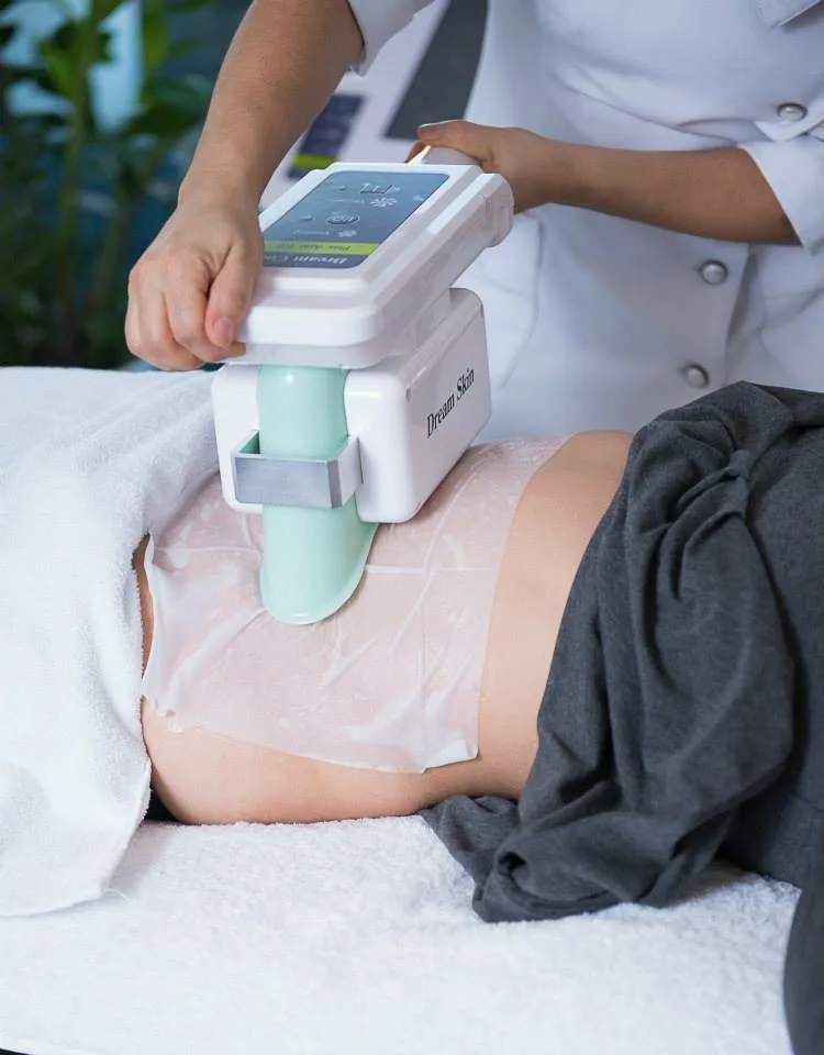 Корректно подобранный аппарат — это сочетание стабильного контроля температуры, достаточной мощности и насадок, позволяющих точно адаптировать процедуру под каждого пациента.