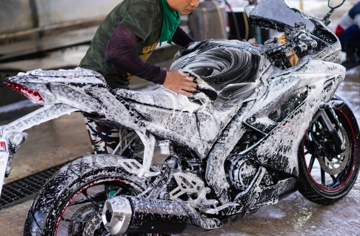 Полная мойка мотоцикла удаляет грязь и агрессивные дорожные реагенты, предотвращая коррозию