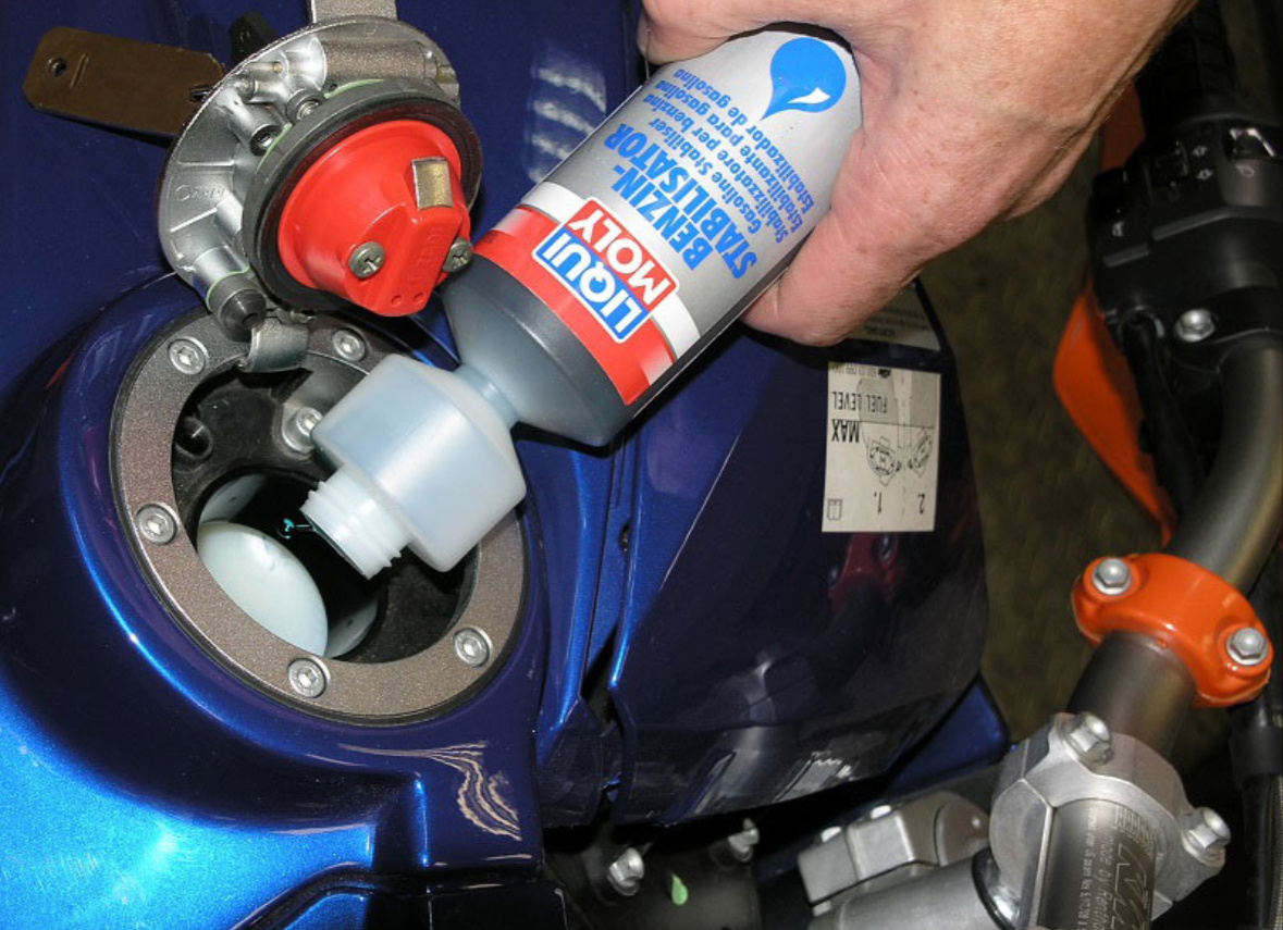 Стабилизатор топлива предотвращает разложение бензина и образование отложений в системе.