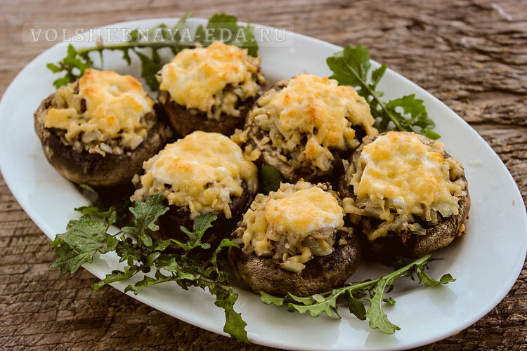 Грибы, фаршированные курицей и сыром