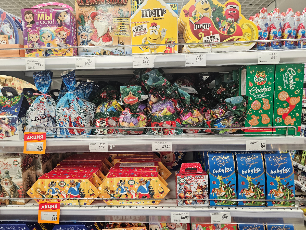 Прилавки буквально утопают в конфетах. С одной стороны — выбор широкий, с другой — составы практически идентичны во всех этих коробках, то есть при кажущейся широте ассортимента, выбора все равно нет.