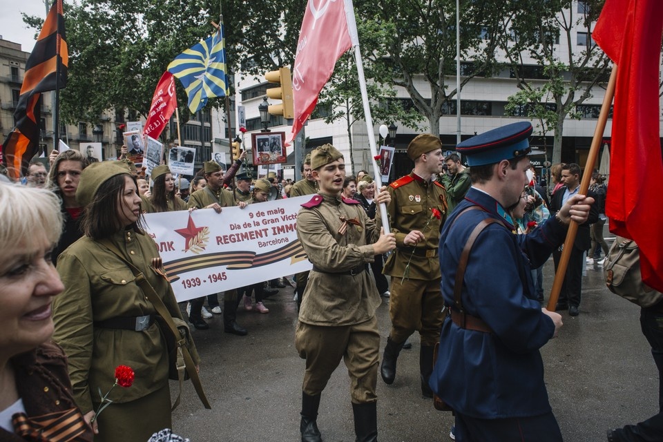    Сотни человек становятся участниками акции «Бессмертный полк» в Испании. Фото: Хавьер ЛУЭНГО/РИА Новости