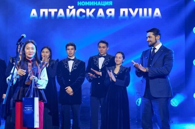    Александр Прокопьев вручил награду. Фото: Сибирская медиагруппа/ Руслан Каппес