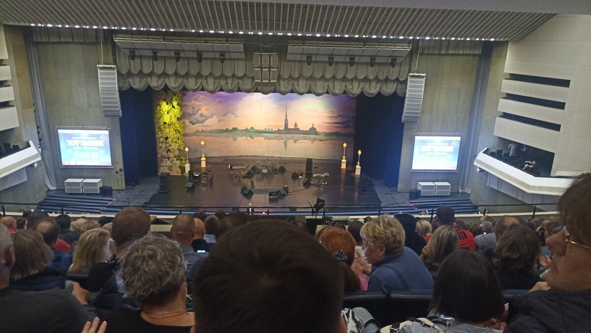 Зал вмещает 3800 человек и он полон