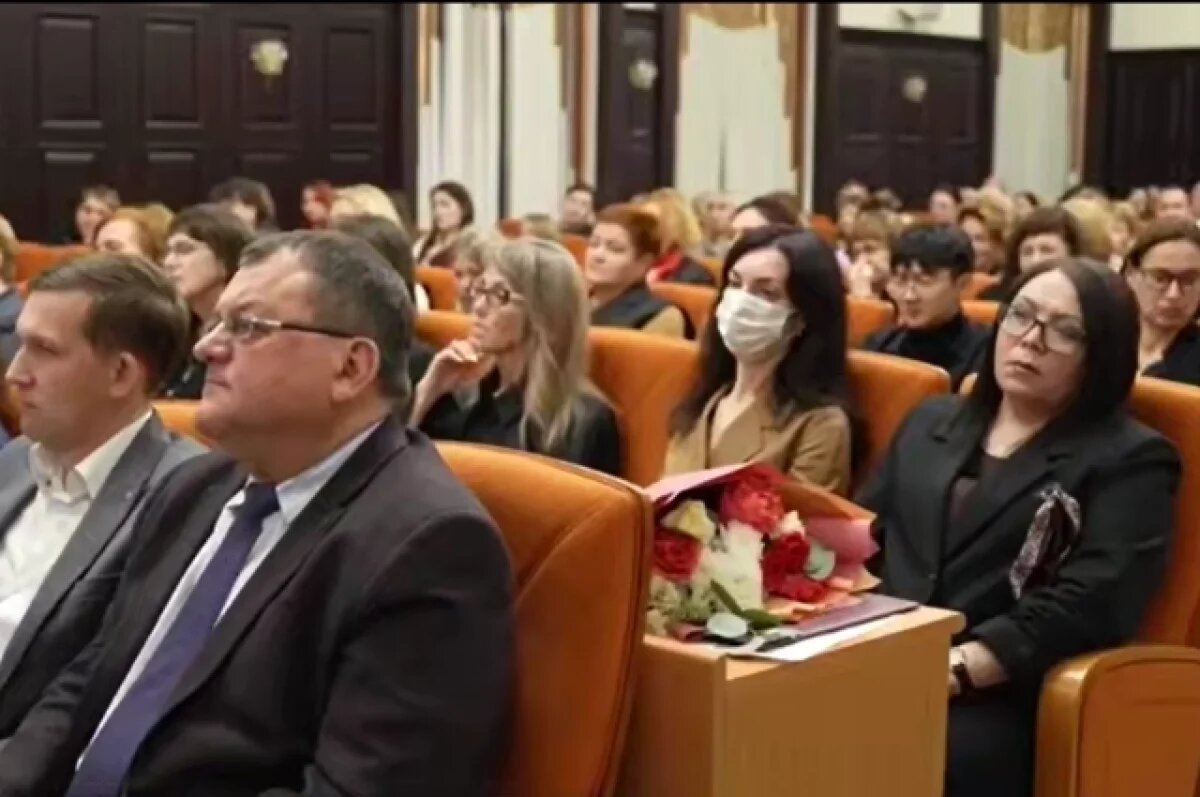    Губернатор Хабаровского края обещает рост окладов педагогам на 25%