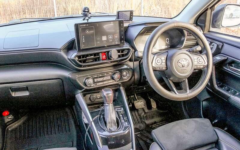    Интерьер Raize – это почти идеальный баланс физических кнопок и тачскринов.