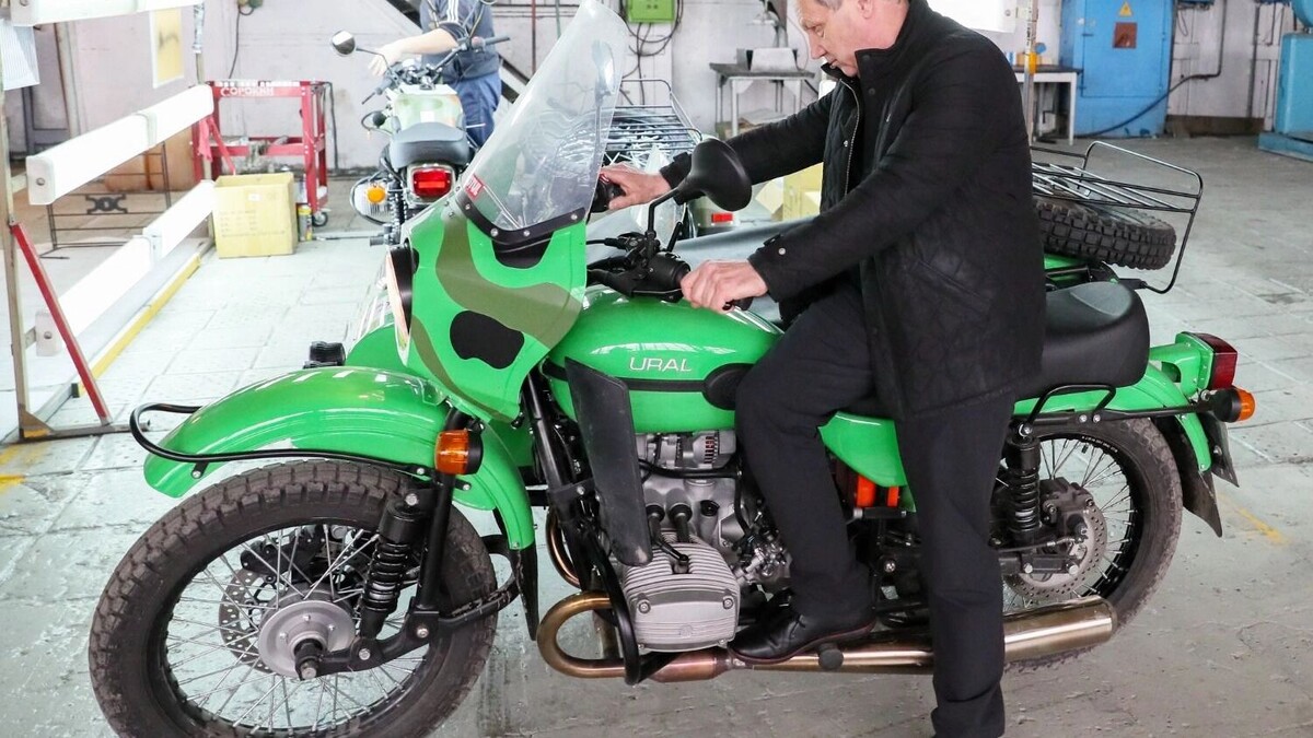 И. о. директора Ирбитского мотоциклетного завода Владимир Курмачев на мотоцикле «Урал». Фото: Донат Сорокин. ТАСС