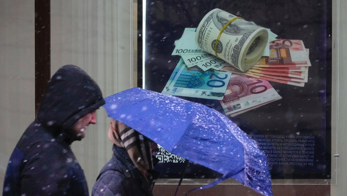 Рублю пророчили девальвацию, но нацвалюта продолжает рекордно укрепляться. Фото: Dmitri Lovetsky. AP/TASS