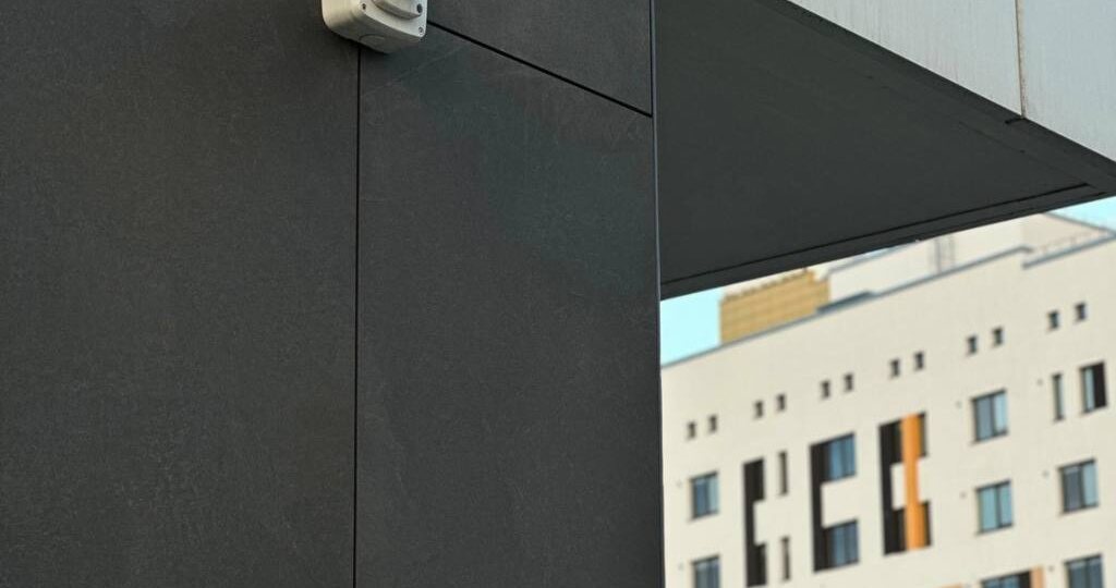 Почему система видеонаблюдения — ключевой элемент безопасности современного жилого комплекса