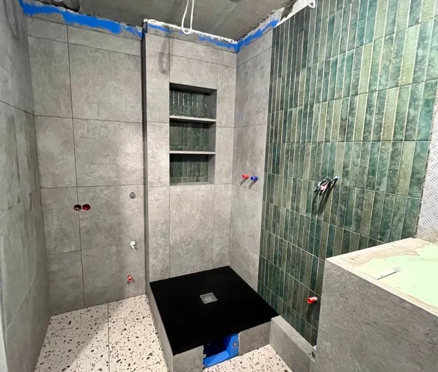 Когда звать плиточника во время ремонта: 5 четких этапов для укладки плитки✅