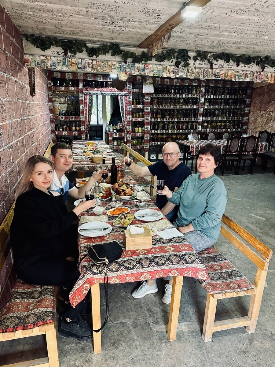 И вот это вот всё, включая в центре стола шашлык с тандыра, обошлось каждому из нас в 1000 рублей...