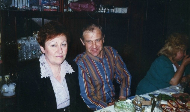 Родители, 96, что ли, год. Это уже Питер. У кого-то в гостях.