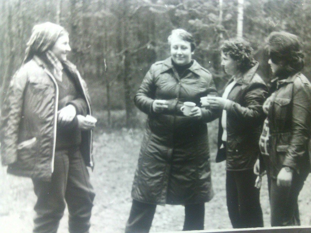 А это ещё Бобруйск. Пикник с друзьями, мама в центре. Четыре семейные пары были, очень дружили какое-то время. А потом разъехались, конечно. Офицеры...)