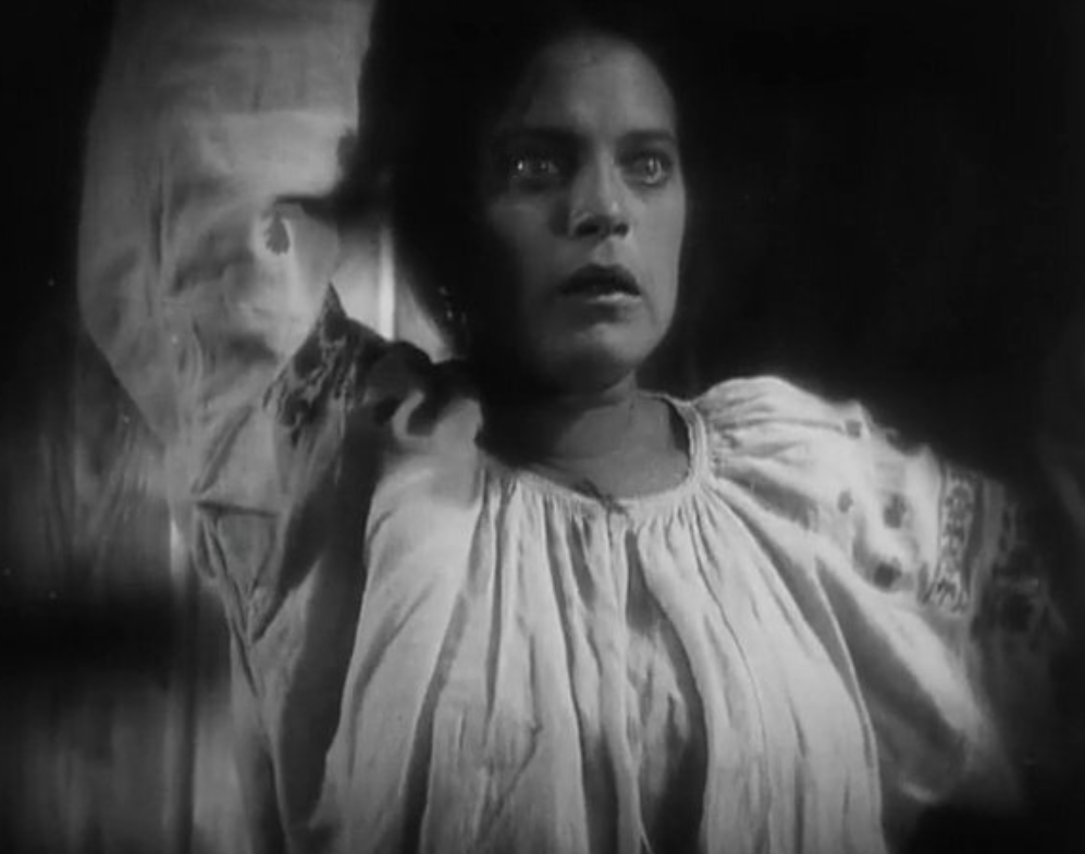 Елена Максимова в фильме "Земля"