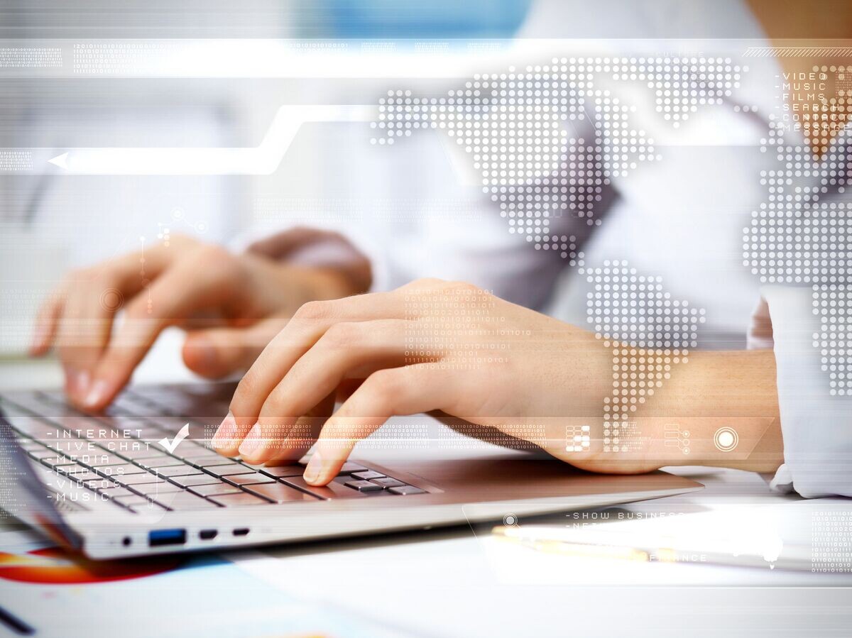    Работа за компьютером© Fotolia / Sergej Khackimullin