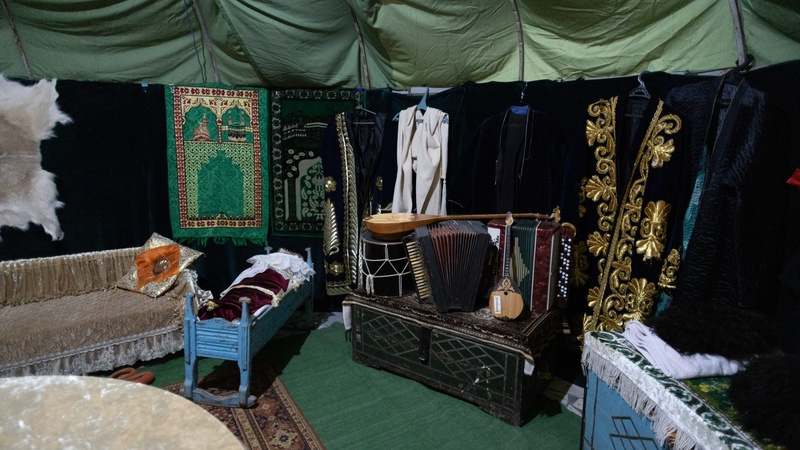    В юрте есть традиционная люлька и национальные музыкальные инструменты Фото: Валерия Алтухова / / ИА «Победа26»