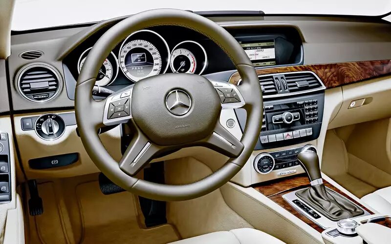    Качество материалов отделки поначалу вызывало вопросы. При рестайлинге многое подтянули, но «экокожа» сидений всё равно рановато трескается.