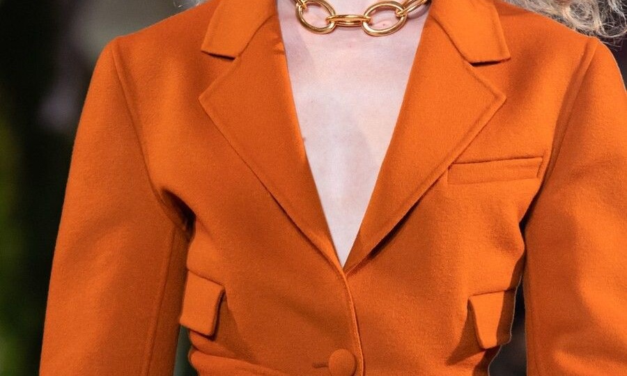 Ошибки в стиле с коричневым платьем, из-за которых образ выглядит устаревшим и неактуальным