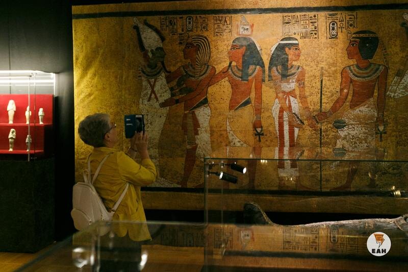    ЕАН. Женщина фотографирует египетскую фреску