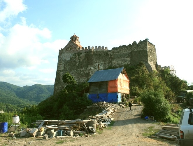 Монастырь Мзоврети в стадии ремонта и жилые помещения вокруг (2013)