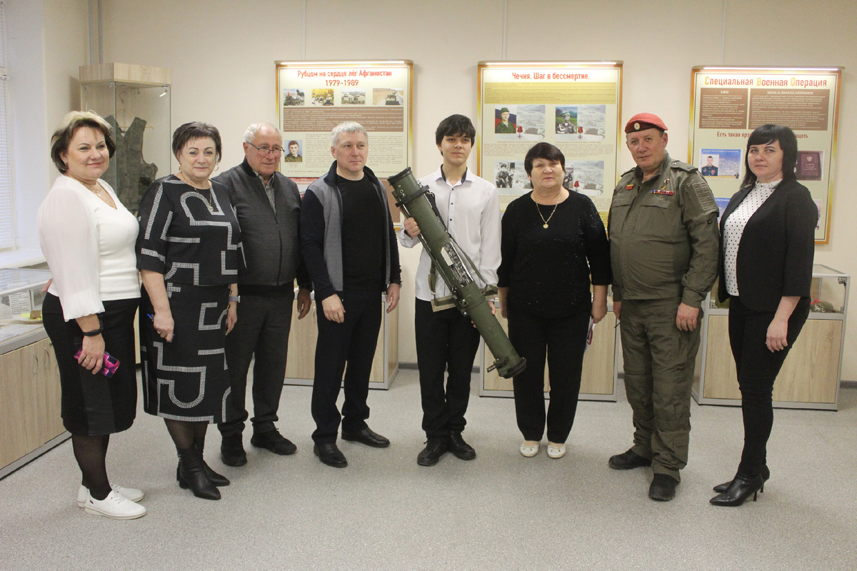 Герой России Александр Янклович посетил музей Мокроусской школы им. З.К. Пряхиной