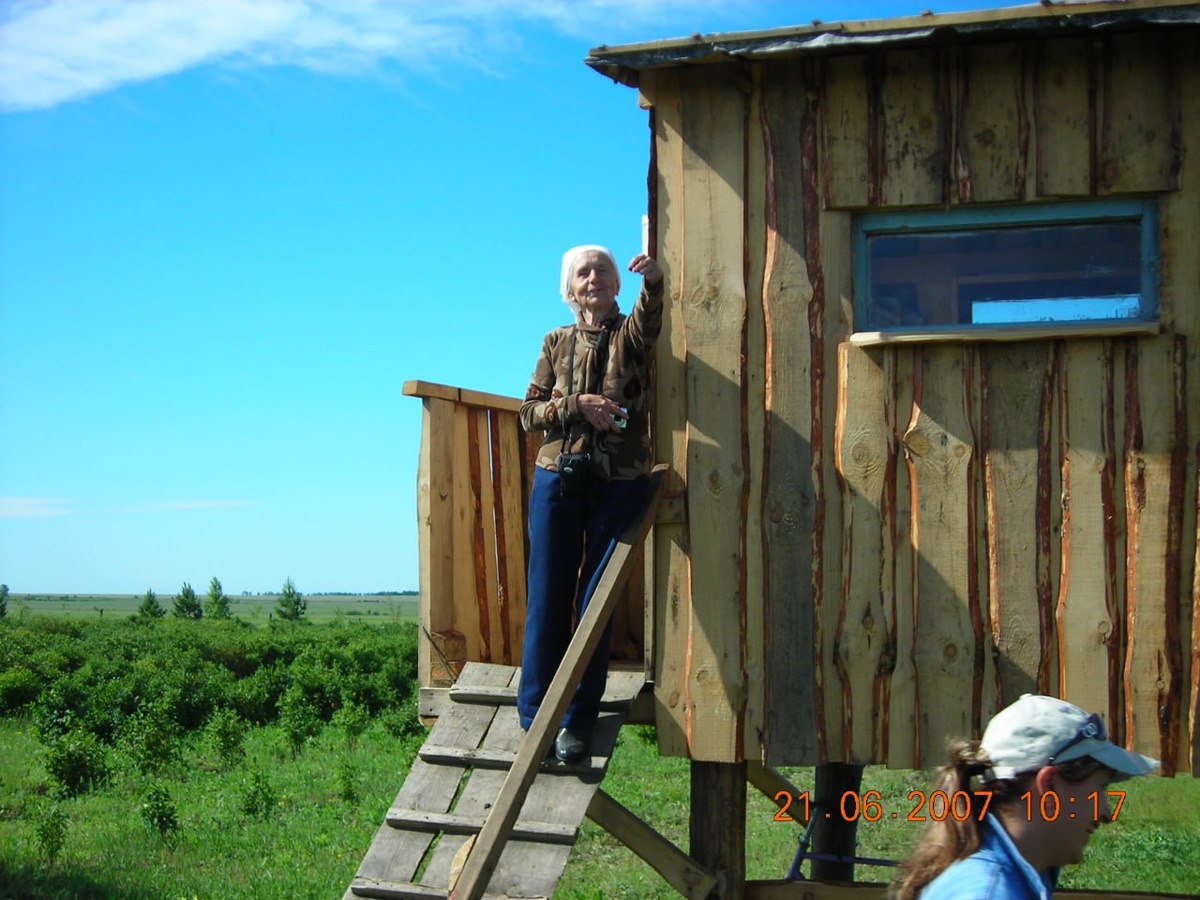 Фаина Ивановна всегда находила момент для руководства (на участке у селекционера жимолости Н.Н. Степановой, 2007 год).