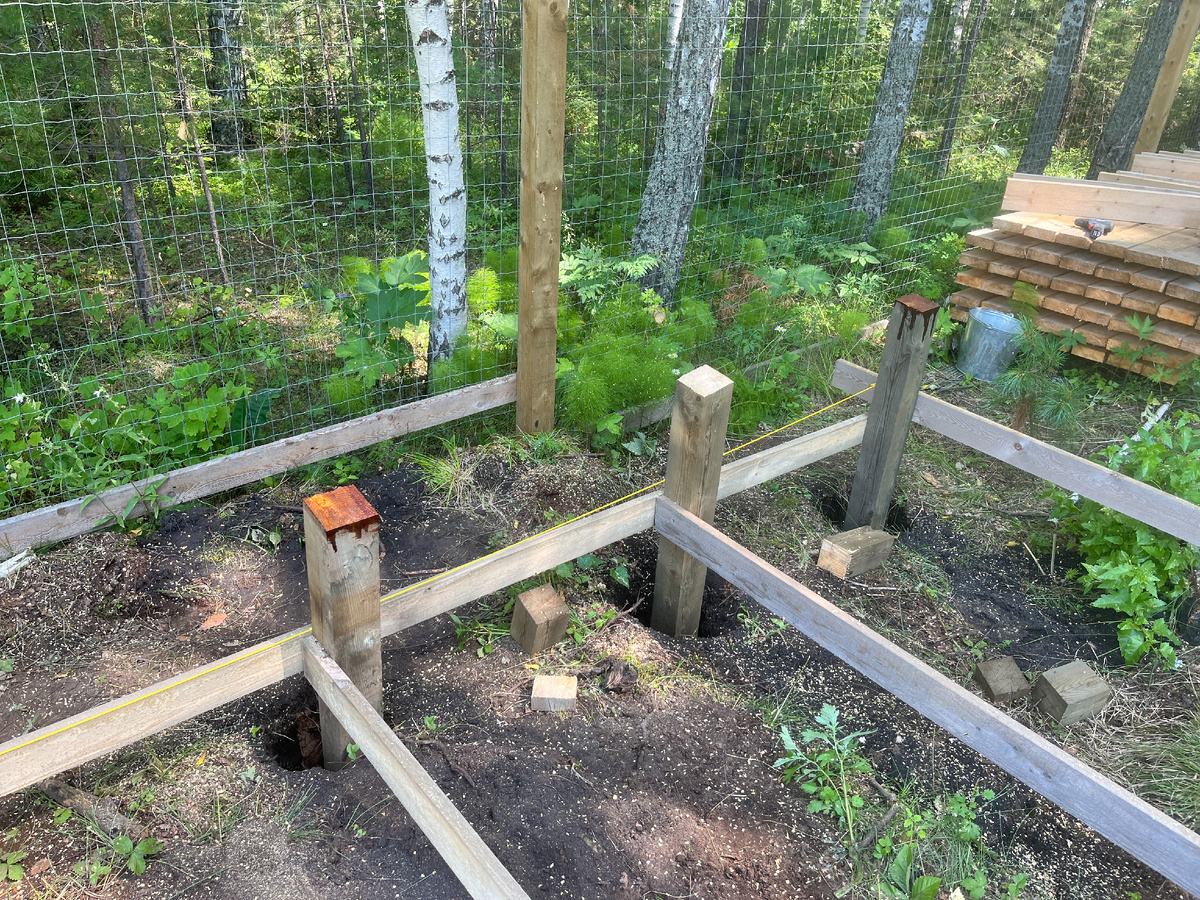 Бензопилой пилить получается кривовато в первые разы, так что сначала потренеруйтесь!