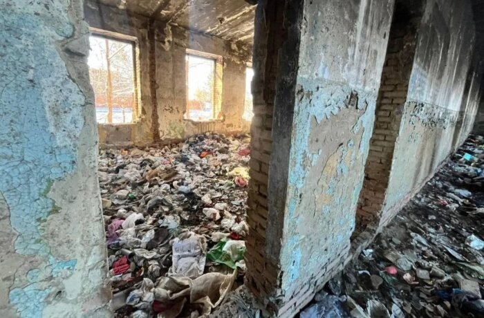 Похоже, что заброшенная школа для всего посёлка стала местом размещения бытовых отходов / Фото: прокуратура ЕАО